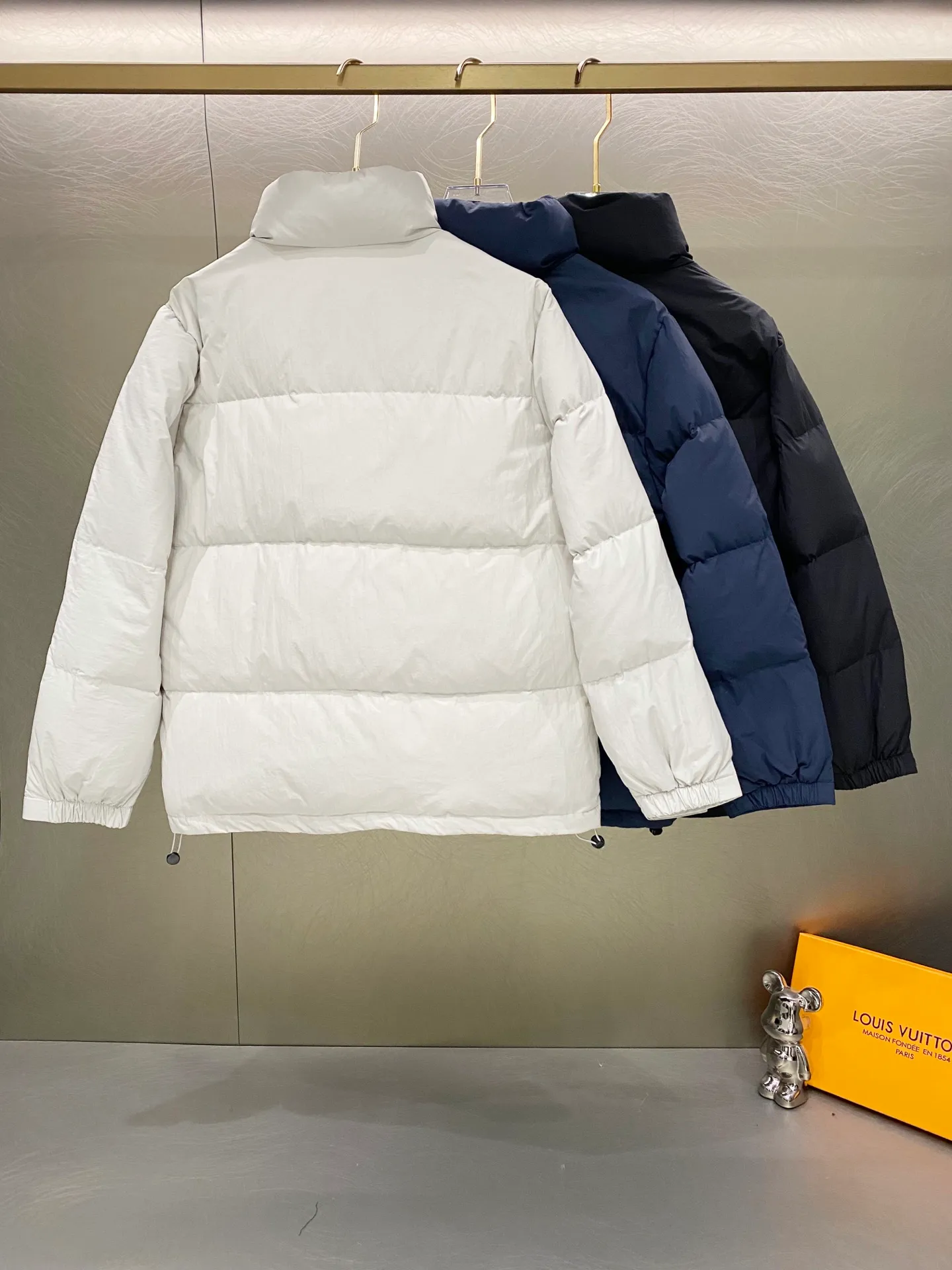 P660 Ralph Lauren/Ralph Lauren matte classic new winter down jacket, same style for men and women, versatile and warm!     It is filled with 90% white duck down and has better thermal insulation performance. It is lightweight and not heavy, and has good loft recovery after compression. The interior is made of nylon with a double-layer sealing design that will not cause any velvet leakage. The adjustable hem with built-in drawstring buckle can prevent wind and cold.  Color: Black White Navy Size: M-2XL